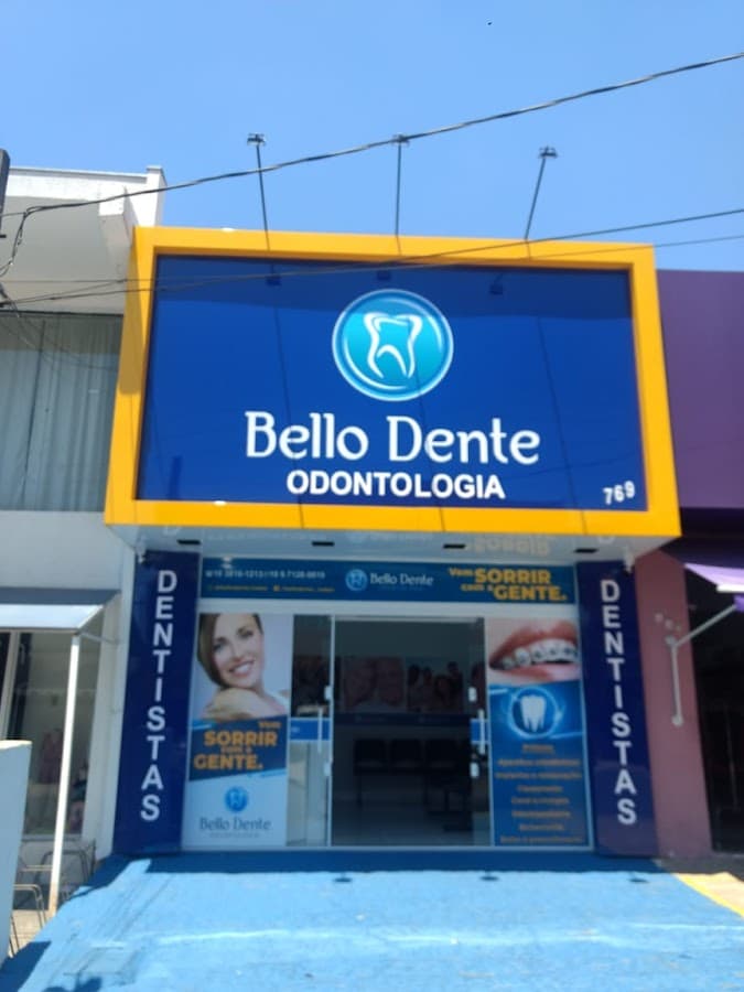 Paciente sorrindo após tratamento odontológico